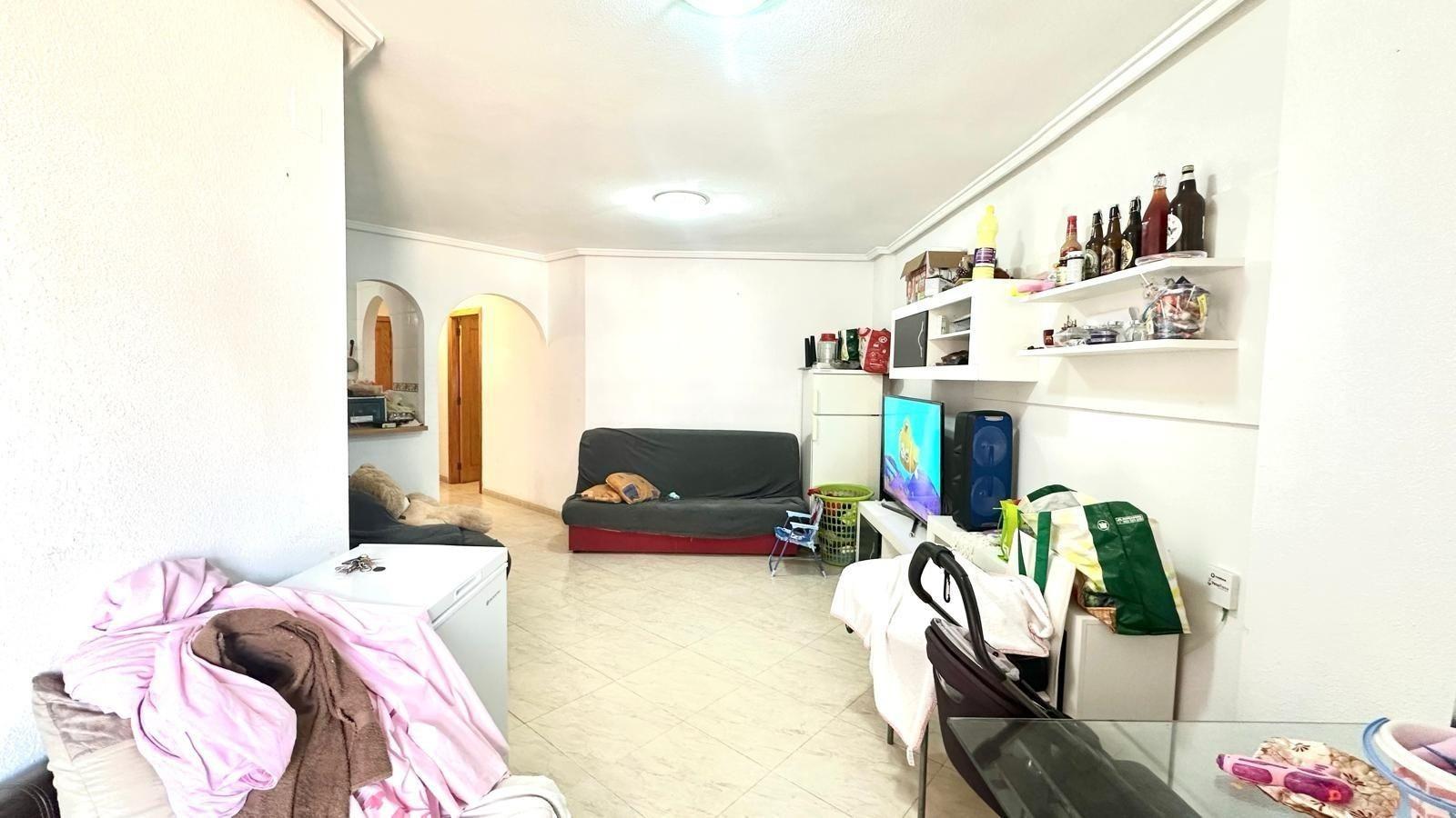 APATRAMENTO EN EL CENTRO DE TORREVIEJA CON PISCINA Y GARAJE INCLUIDO. 2 DORM. 1 BAÑO. SPEEL EEN 700 METRO.