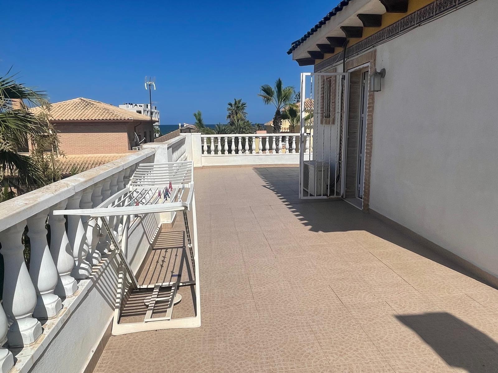 VILLA PARADA CON VISTAS AL MAR Y A 200 METROS DE PLAYA! ZONA TORRE LA MATA. 5 DRM. 3 BAÑOS. PISCINA PRIVADA.