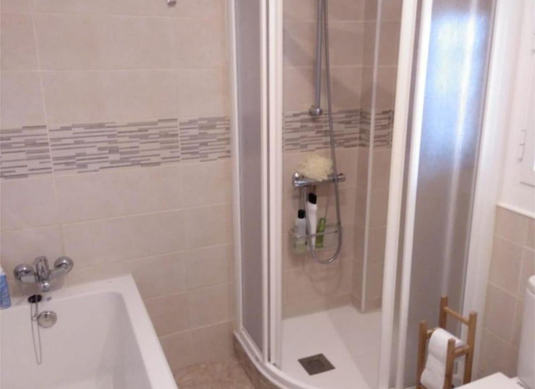 BONITA CASA ADOSADA EN ALMORADÍ: 4 HAB, 2 BAÑOS