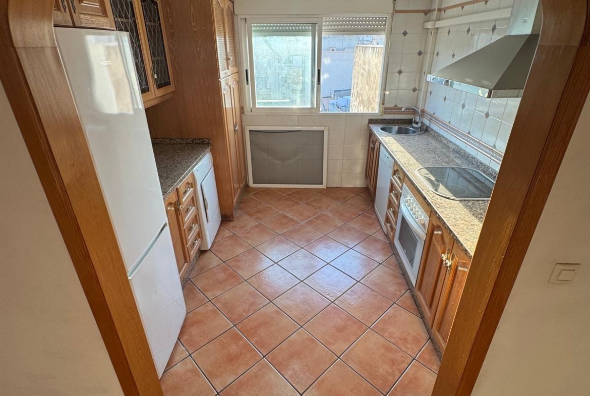 APARTAMENTO A 200 METROS DEL PUERTO DE TORREVIEJA CON SUPERFICIE DE 121 M2. 3 DORM. 2 BAÑOS.