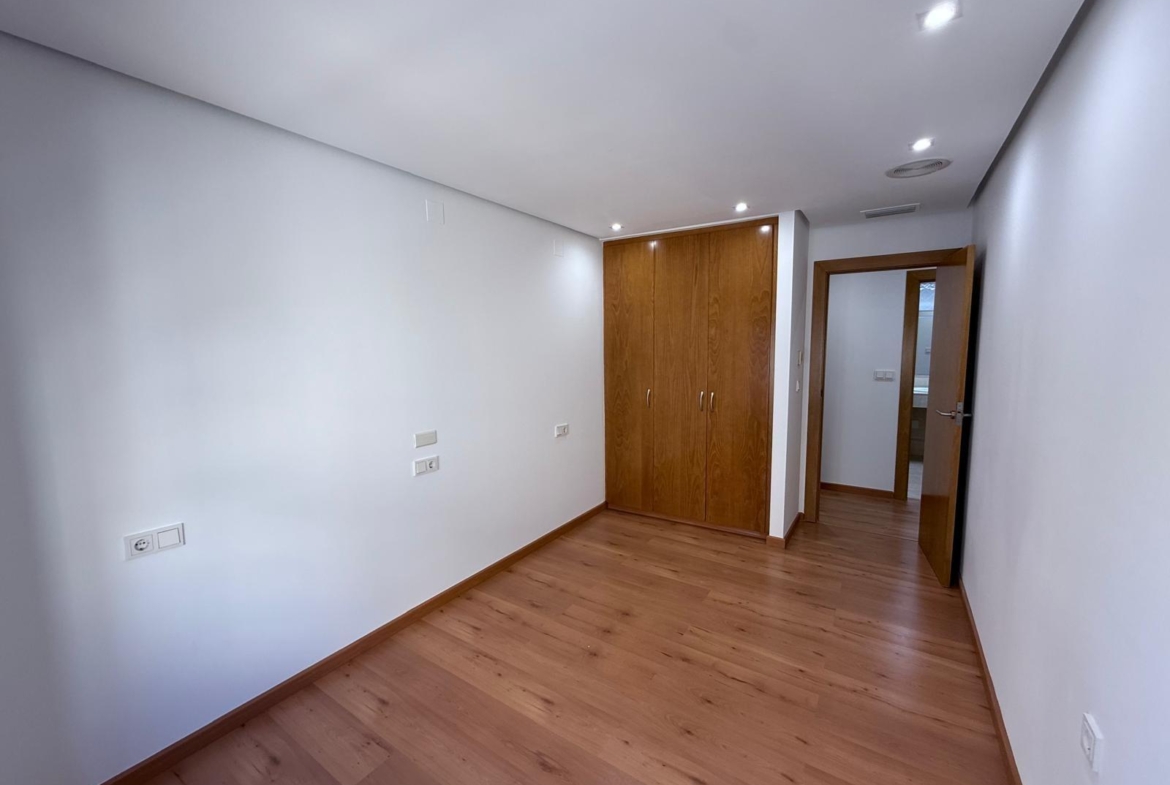 AMPLISIMO APARTAMENTO EN PRIMERA LINEA – PUERTO DE TORREVIEJA : 3 HAB, 2 BAÑOS, GARAJE Y TRASTERO