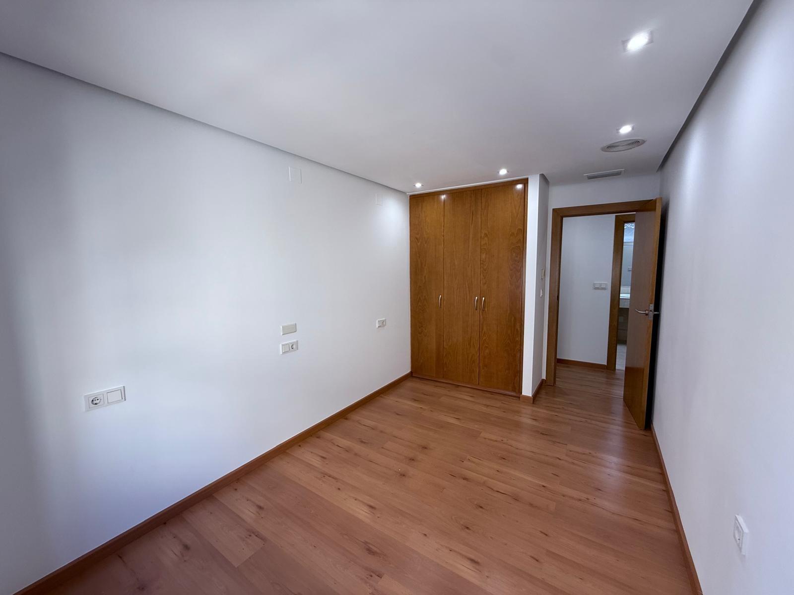 AMPLISIMO APARTAMENTO EN PRIMERA LINEA – PUERTO DE TORREVIEJA : 3 HAB, 2 BAÑOS, GARAJE Y TRASTERO
