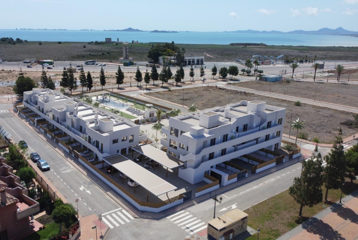 OBRA NUEVA EN LOS ALCÁZARES CON VISTAS AL MAR NENOR. BUNGALOWS PLANTA BAJA Y ALTA. 2 DORM. 2 BAÑOS. PARKING Y PISCINA.