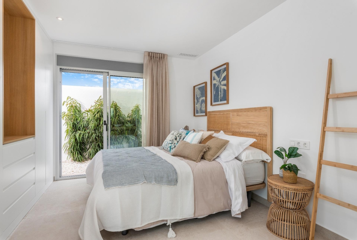 VILLA DE OBRA NUEVA EN LOS ALCÁZARES CON VISTAS AL MAR MENOR. CON PISCINA PRIVADA. 3 DORM. 2 BAÑOS. PARCELA 217 M2.