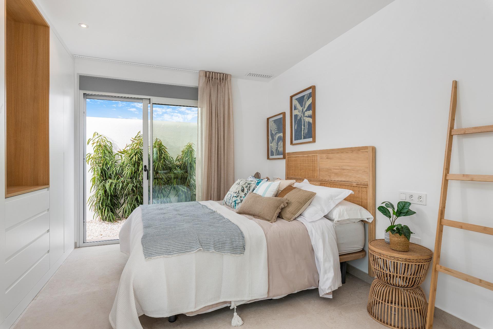 VILLA DE OBRA NUEVA EN LOS ALCÁZARES CON VISTAS AL MAR MENOR. CON PISCINA PRIVADA. 3 DORM. 2 BAÑOS. PARCELA 217 M2.