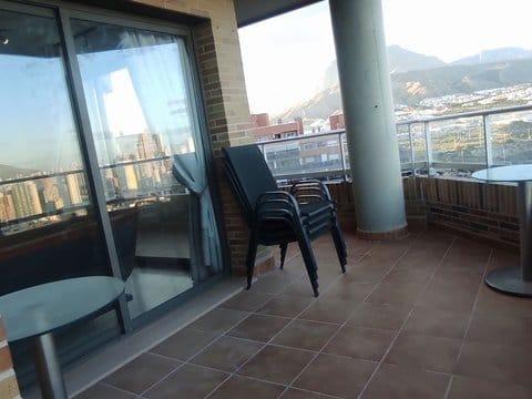 Bonito apartamento con vistas al mar y a la montaña, amueblado y equipado.
