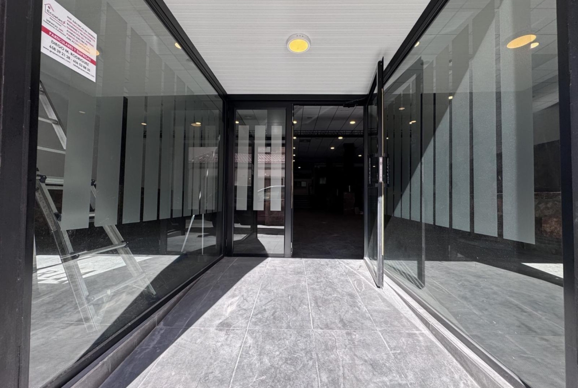 LOKALE COMERCIËLE CON SUPERFICIE DE 780 M2. SEGUNDA LINEA DE PLAYA. 70 METROS DEL MAR.