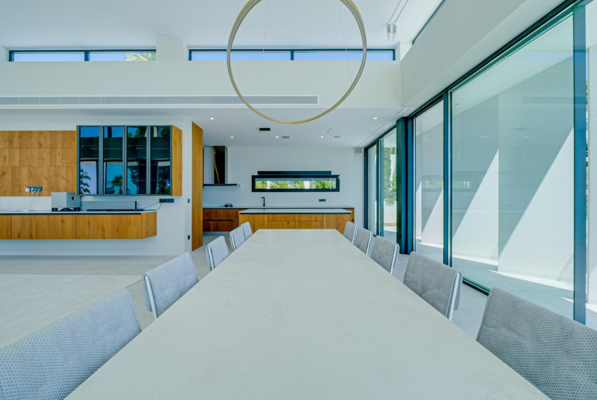 Indrukwekkende luxe villa aan zee
