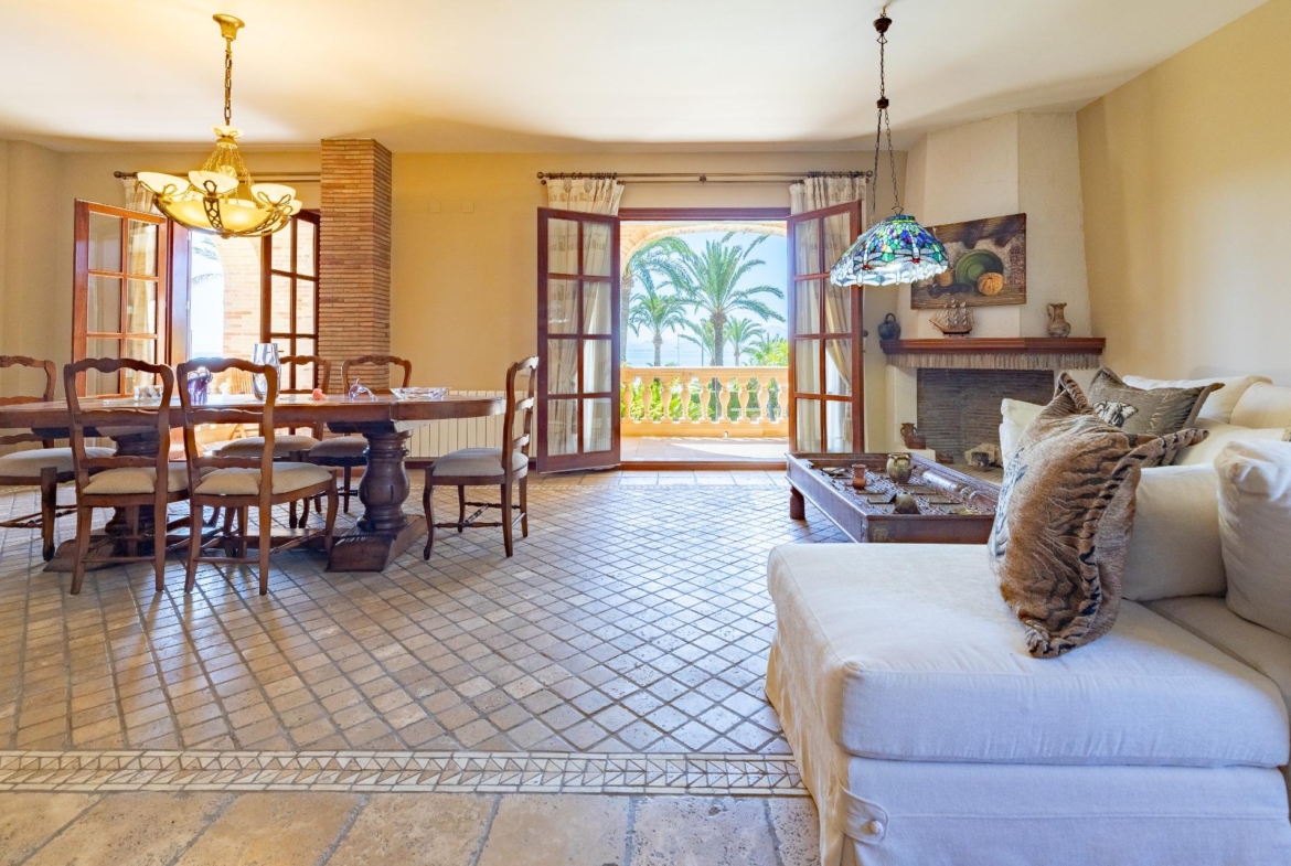 Exceptional Beachfront Villa: Luxury Steps Away from the Beach