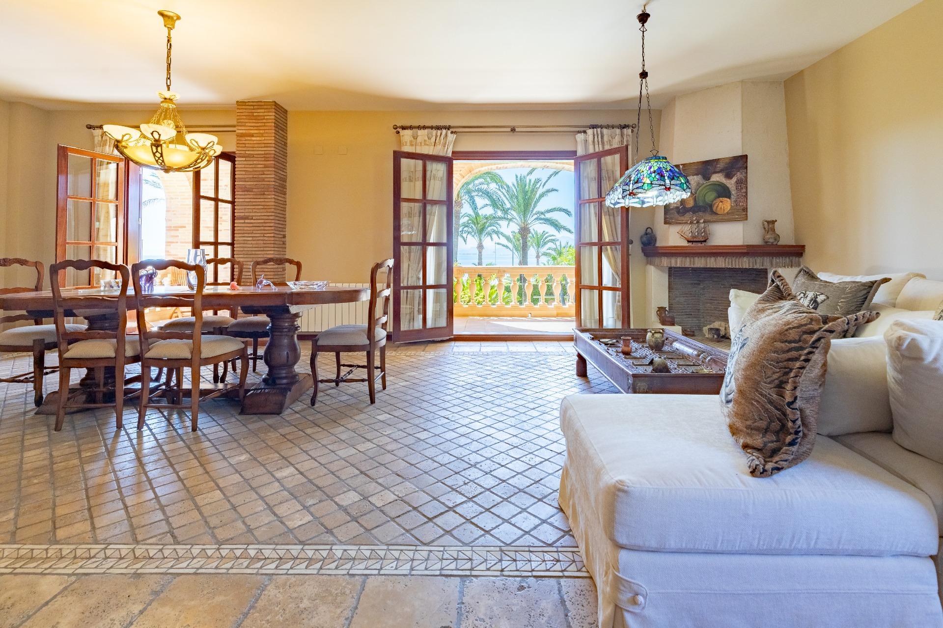 2-6-84 Exceptional Beachfront Villa: Luxury Steps Away from the Beach