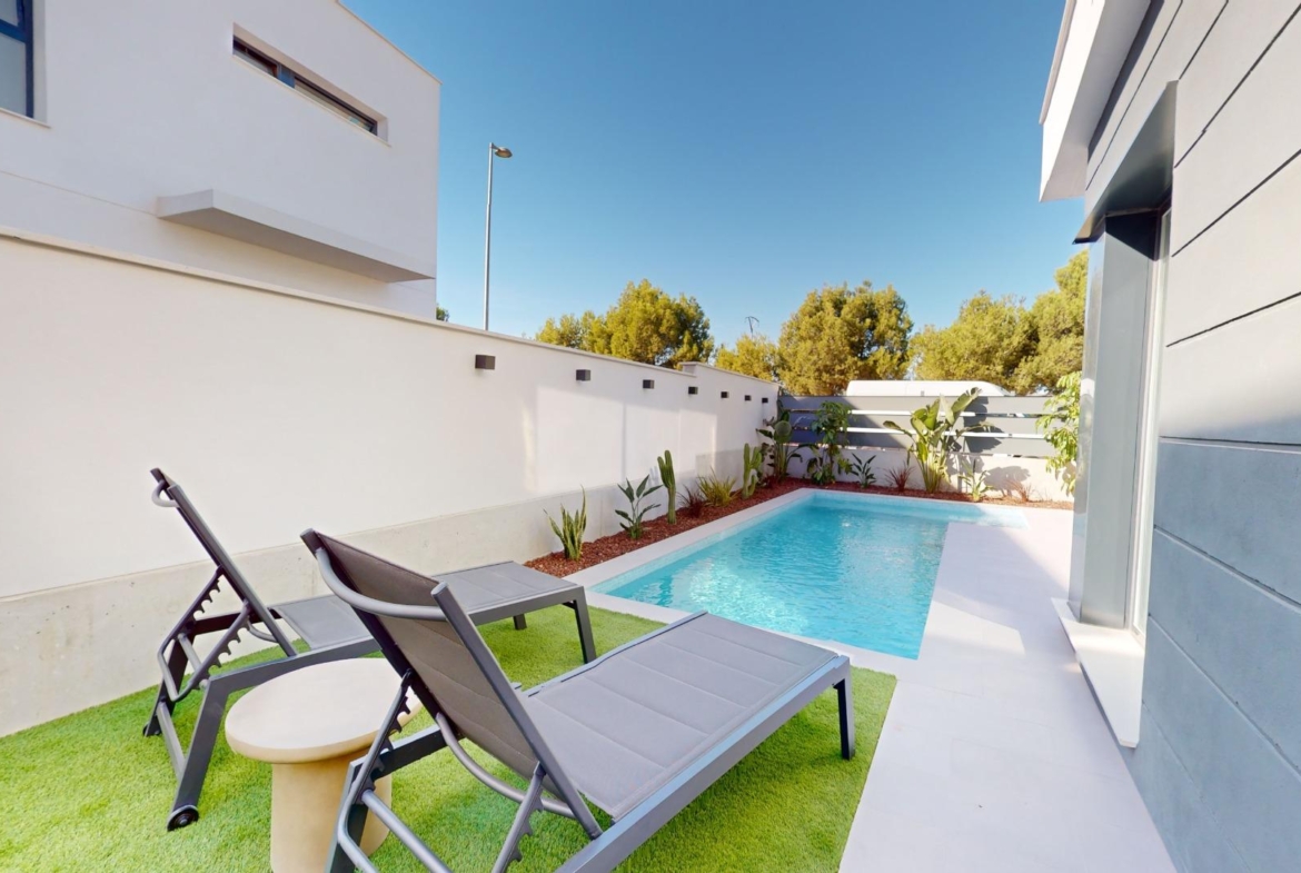 Detached modern villas placed in Roda Golf, Murcia