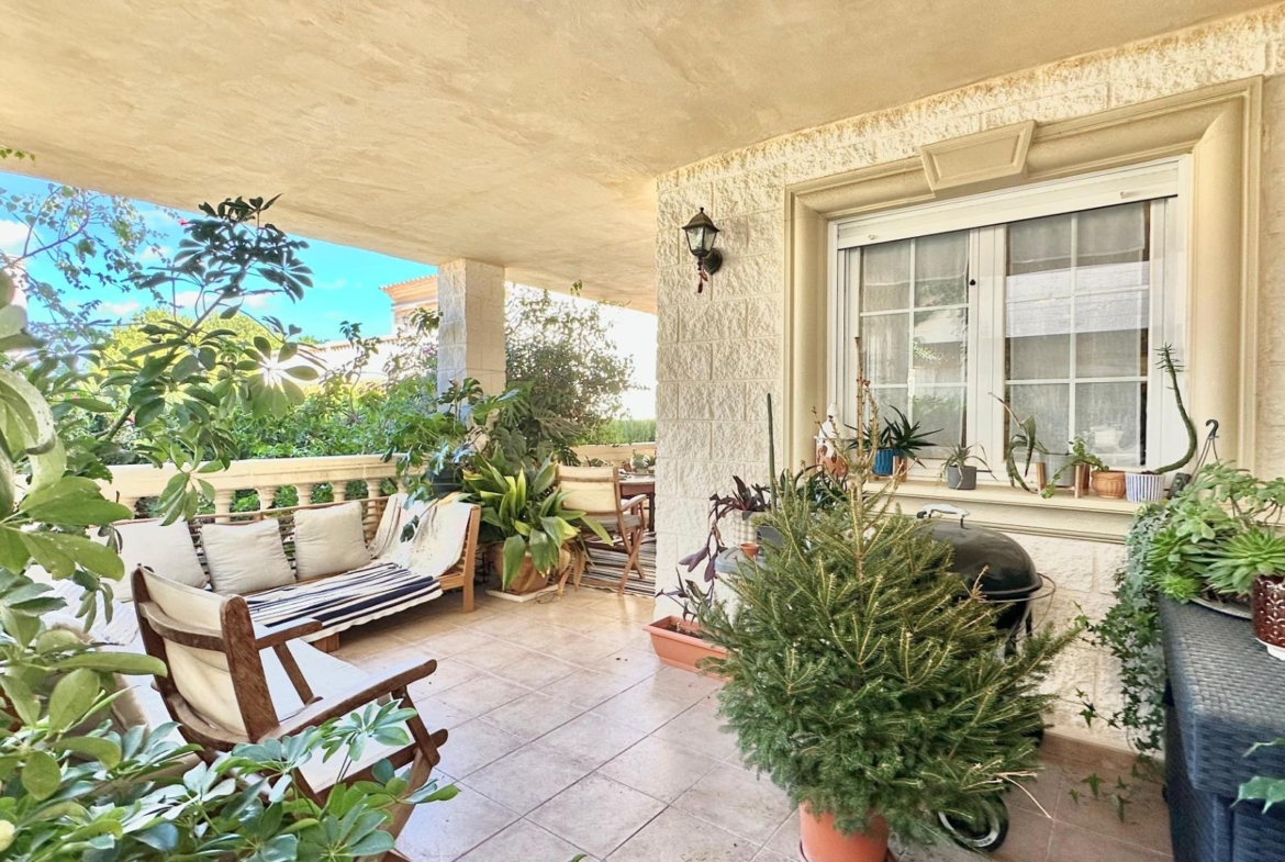 Prachtig herenhuis in Albir met tuin 15 minuten lopen van het strand!