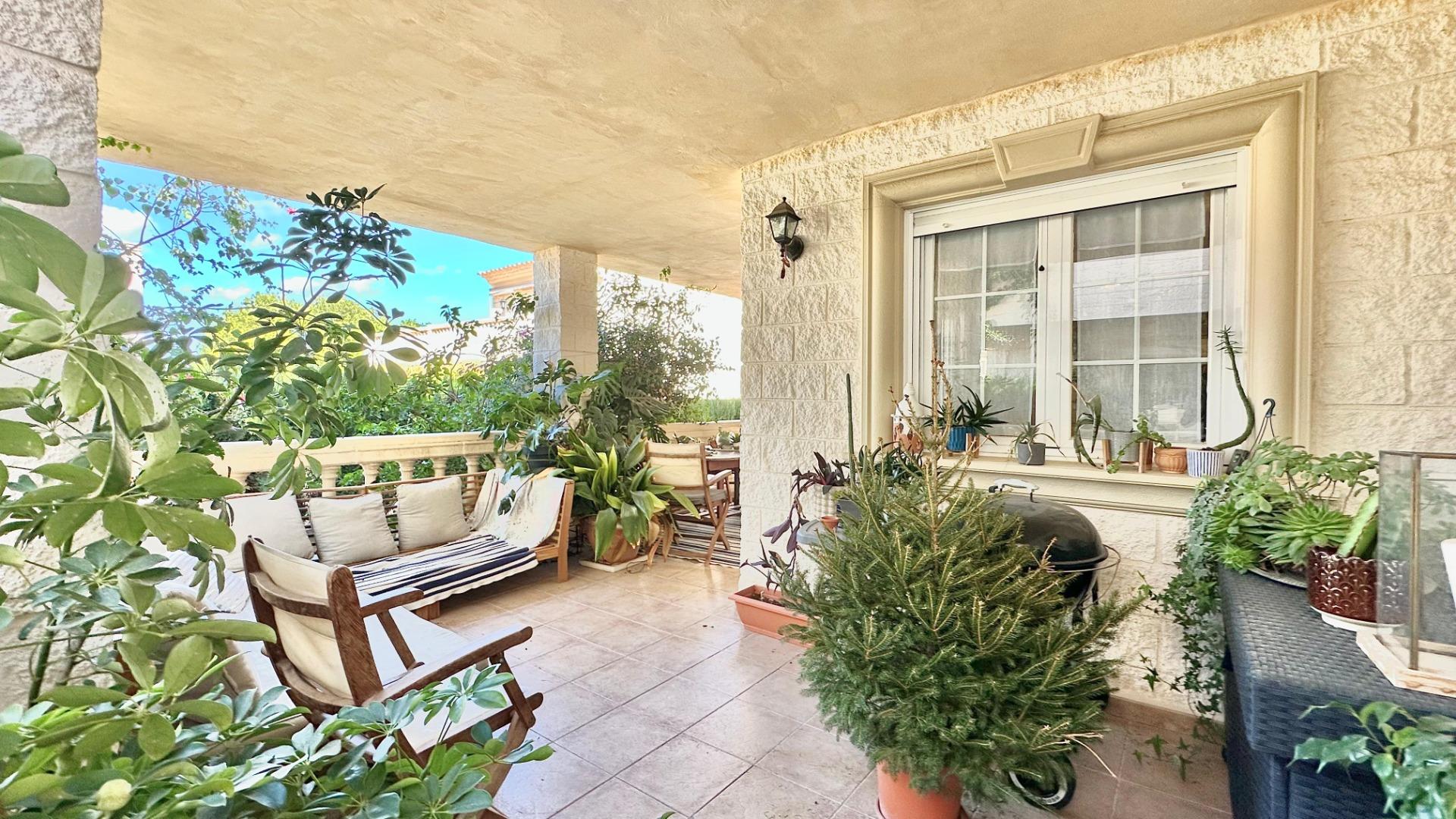 Prachtig herenhuis in Albir met tuin 15 minuten lopen van het strand!