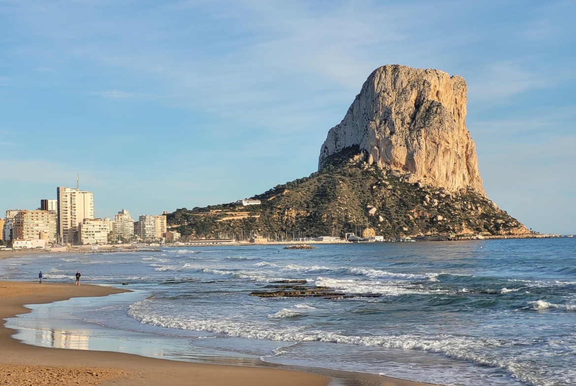SPECTACULAR NEW LARGE APARTMENT WITH SEA AND MOUNTAIN VIEWS IN CALPE