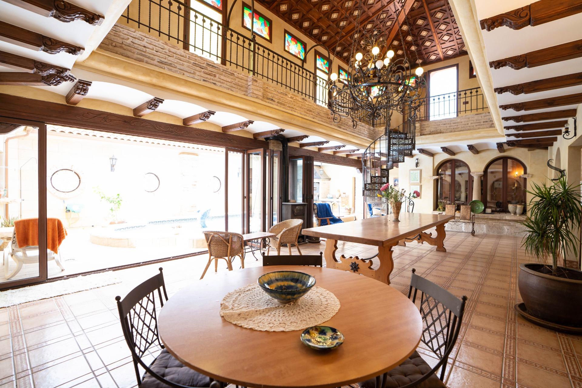 LARGE HOUSE WITH COMMERCIAL PREMISES IN SAN MIGUEL DE SALINAS
