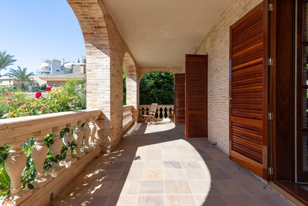 Exceptional Beachfront Villa: Luxury Steps Away from the Beach