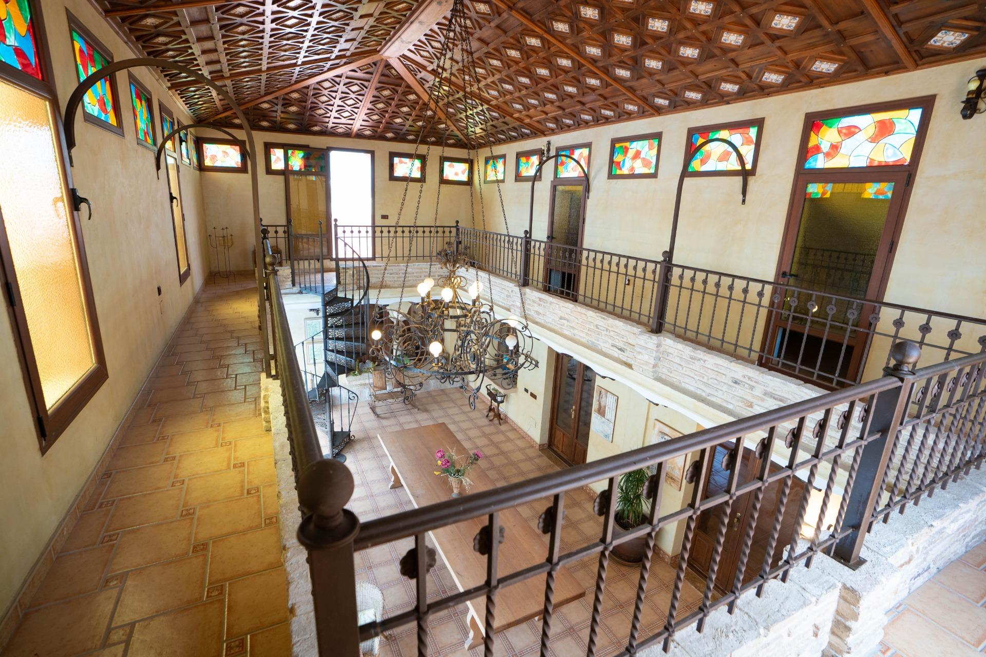 LARGE HOUSE WITH COMMERCIAL PREMISES IN SAN MIGUEL DE SALINAS