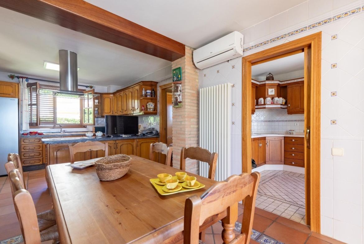 Exceptional Beachfront Villa: Luxury Steps Away from the Beach
