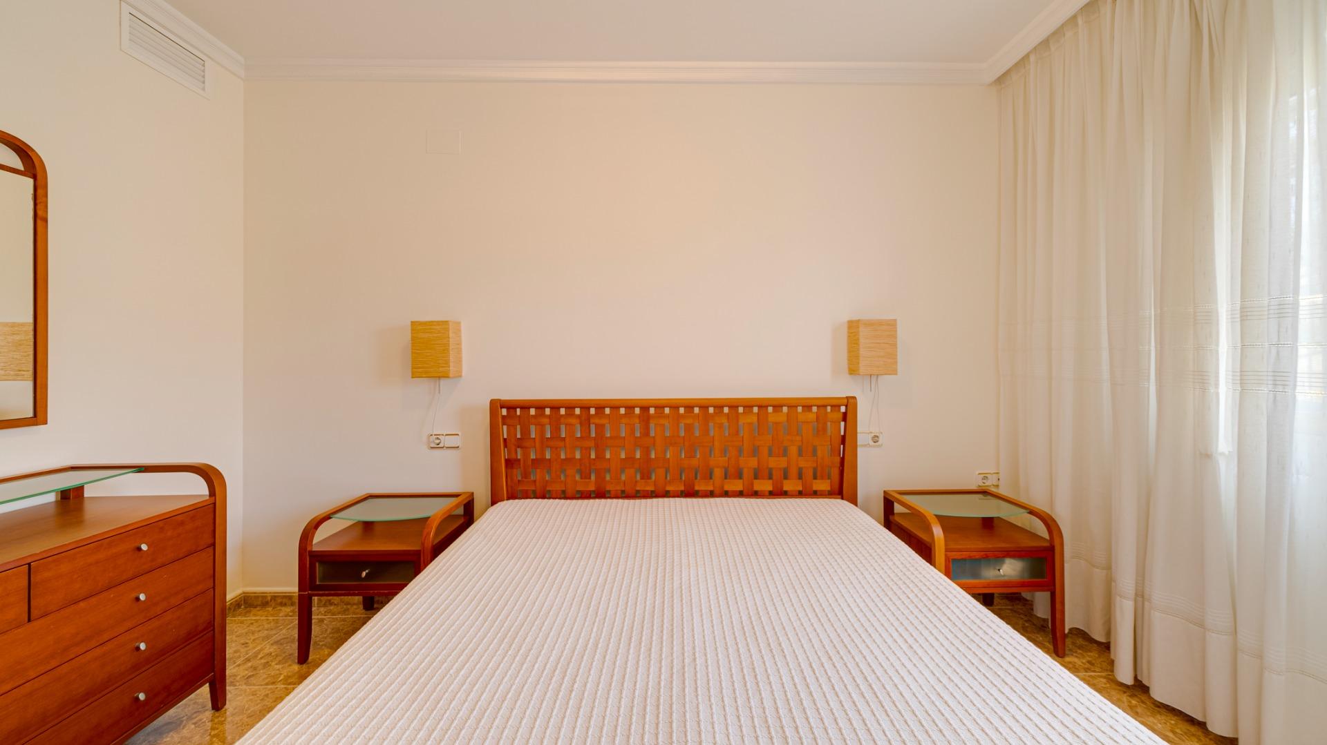 2-62-8 Large corner semi-detached house with sea views,