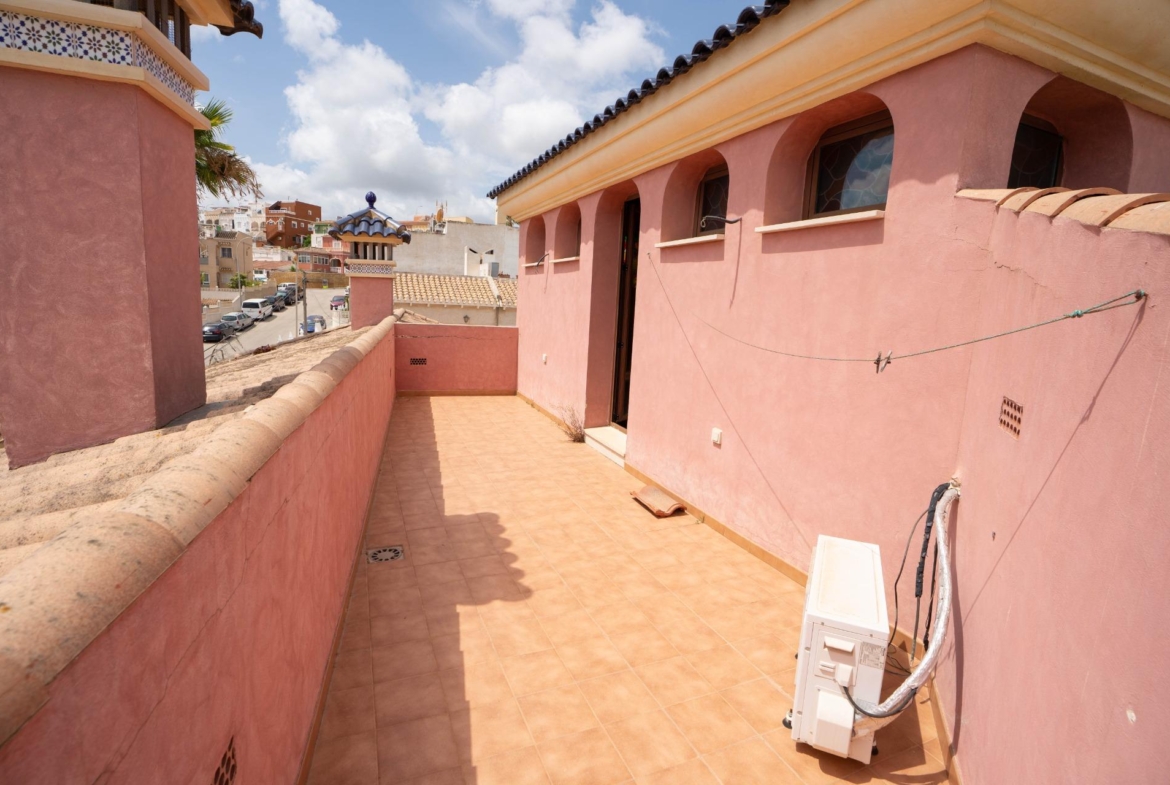 LARGE HOUSE WITH COMMERCIAL PREMISES IN SAN MIGUEL DE SALINAS