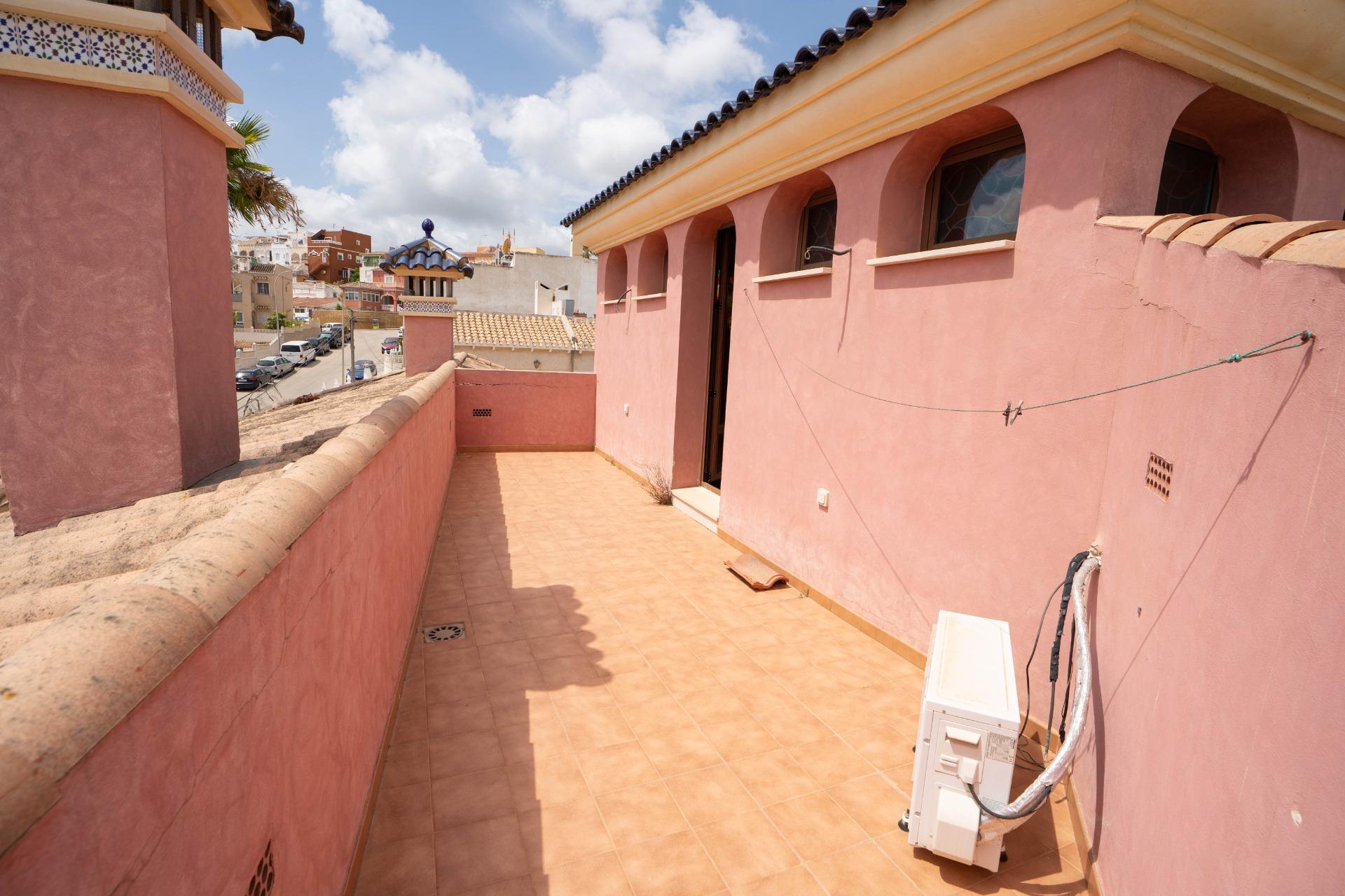 LARGE HOUSE WITH COMMERCIAL PREMISES IN SAN MIGUEL DE SALINAS