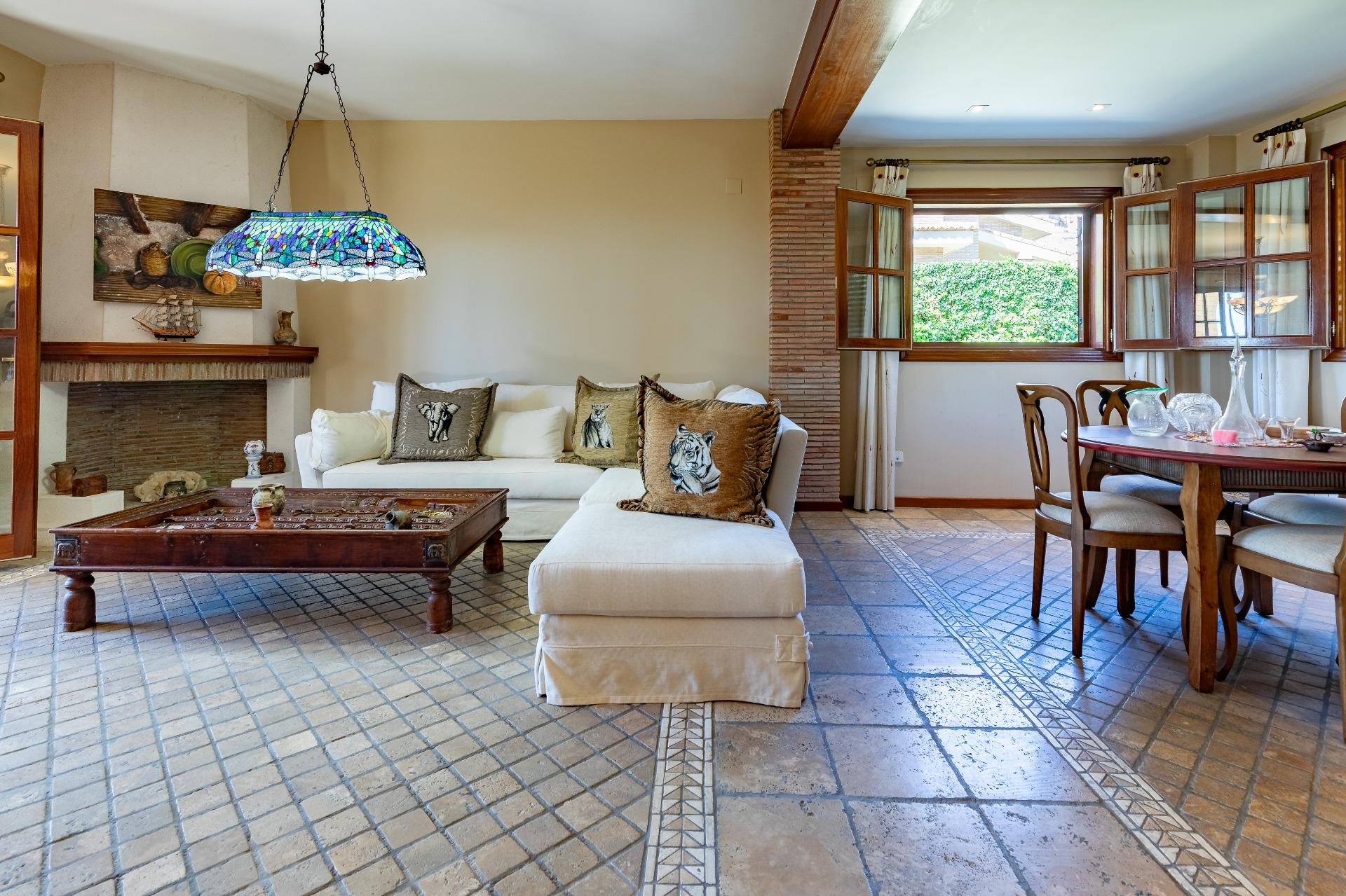 2-63-6 Exceptional Beachfront Villa: Luxury Steps Away from the Beach