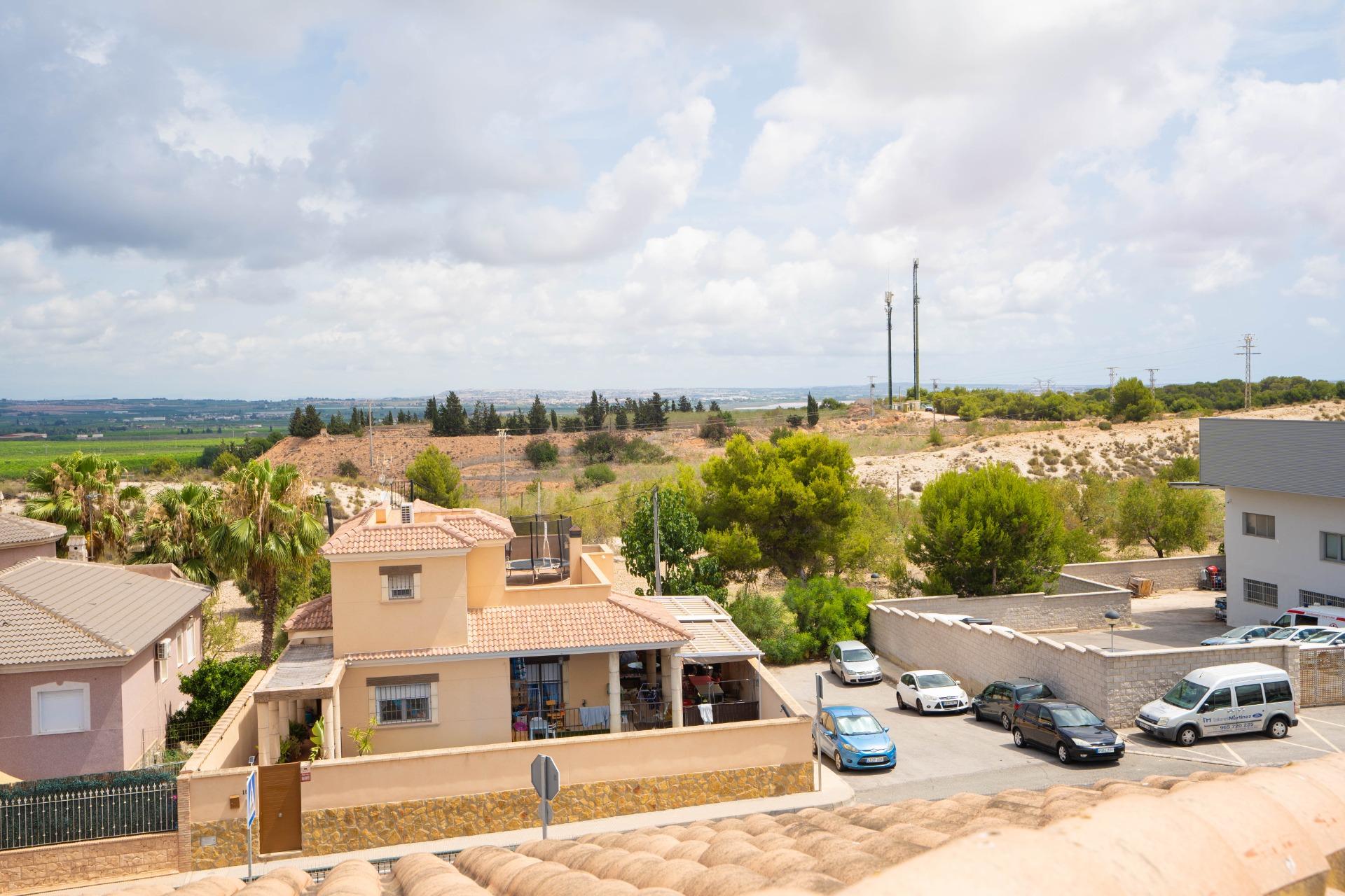 LARGE HOUSE WITH COMMERCIAL PREMISES IN SAN MIGUEL DE SALINAS