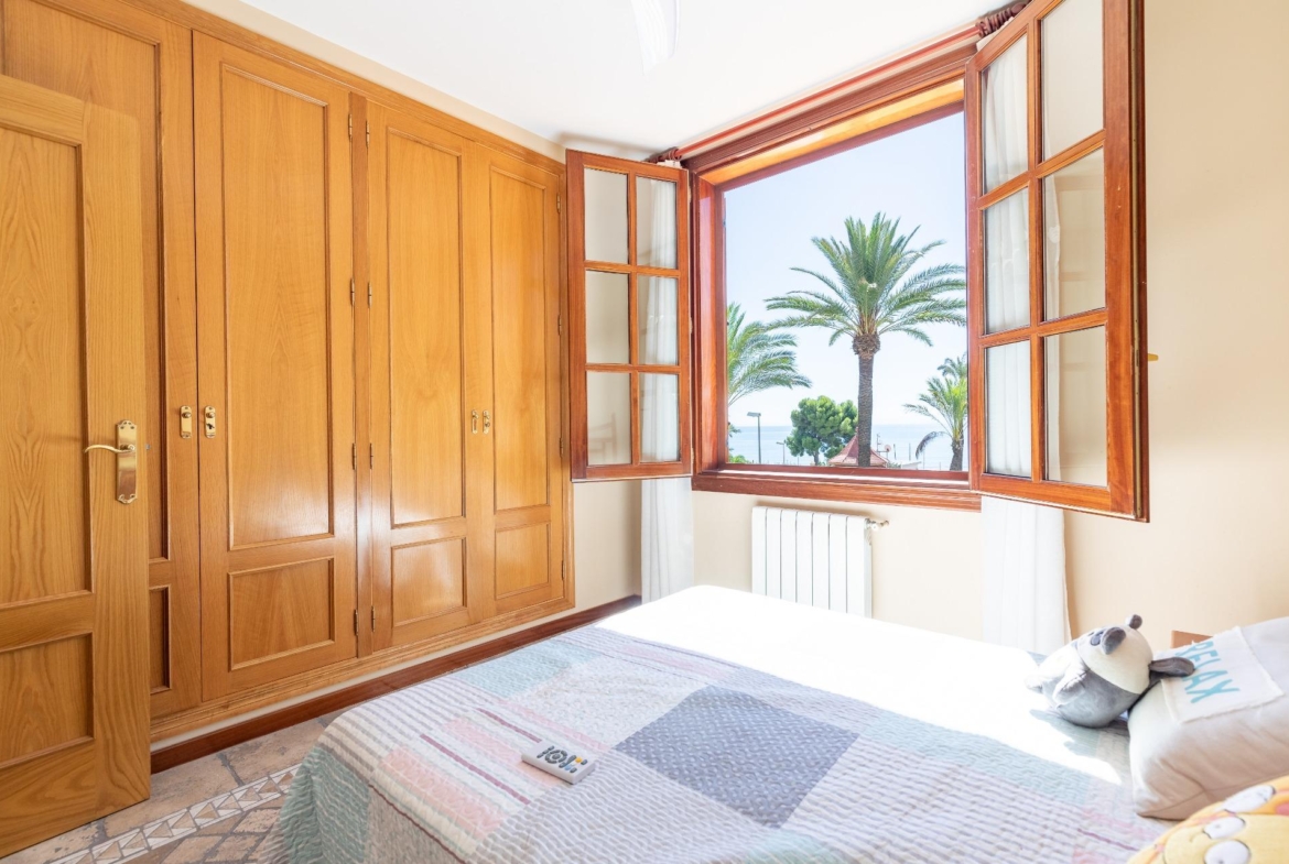 Exceptional Beachfront Villa: Luxury Steps Away from the Beach