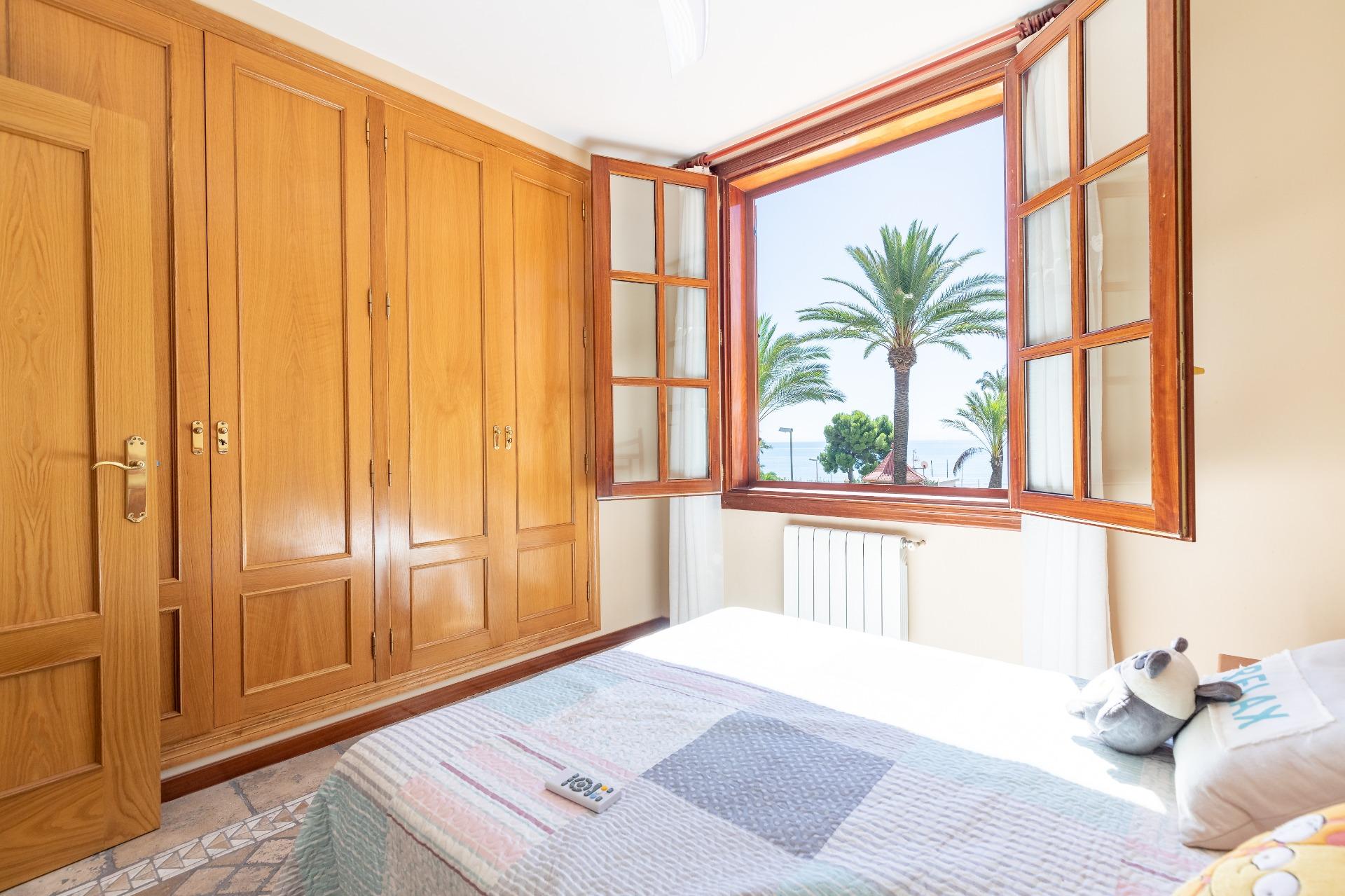2-67-6 Exceptional Beachfront Villa: Luxury Steps Away from the Beach