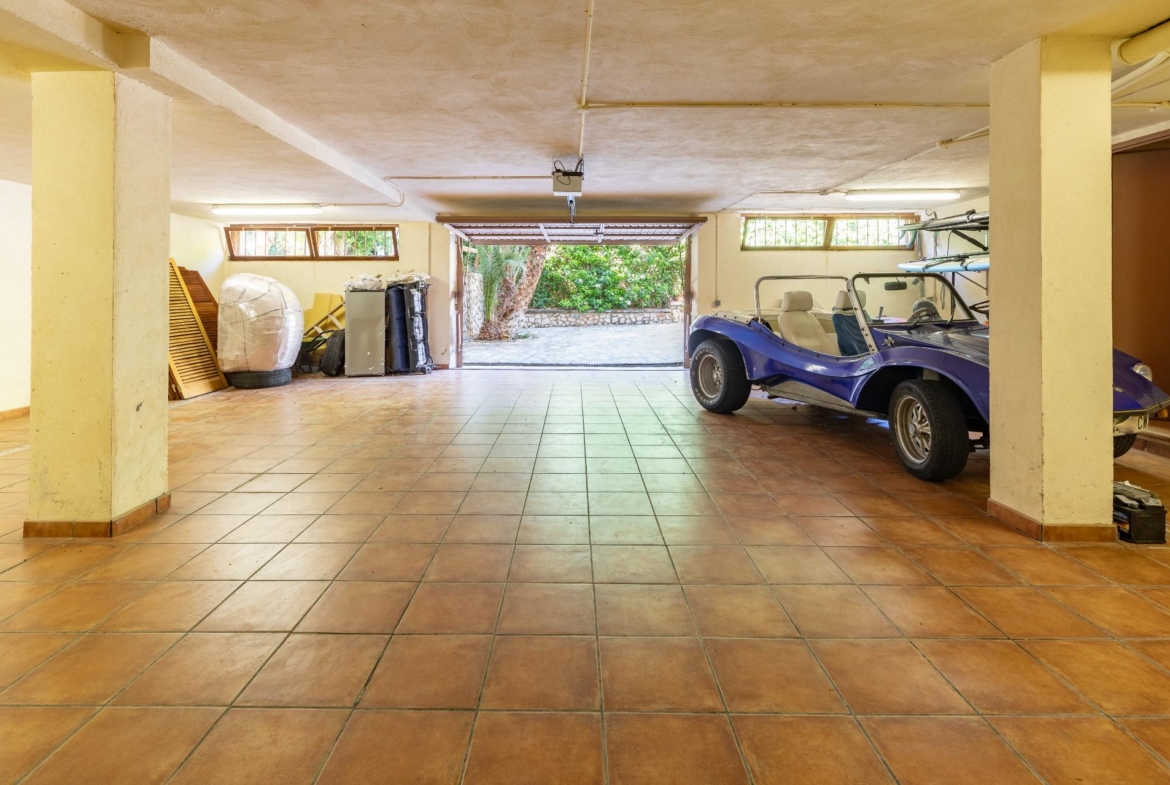 Exceptional Beachfront Villa: Luxury Steps Away from the Beach
