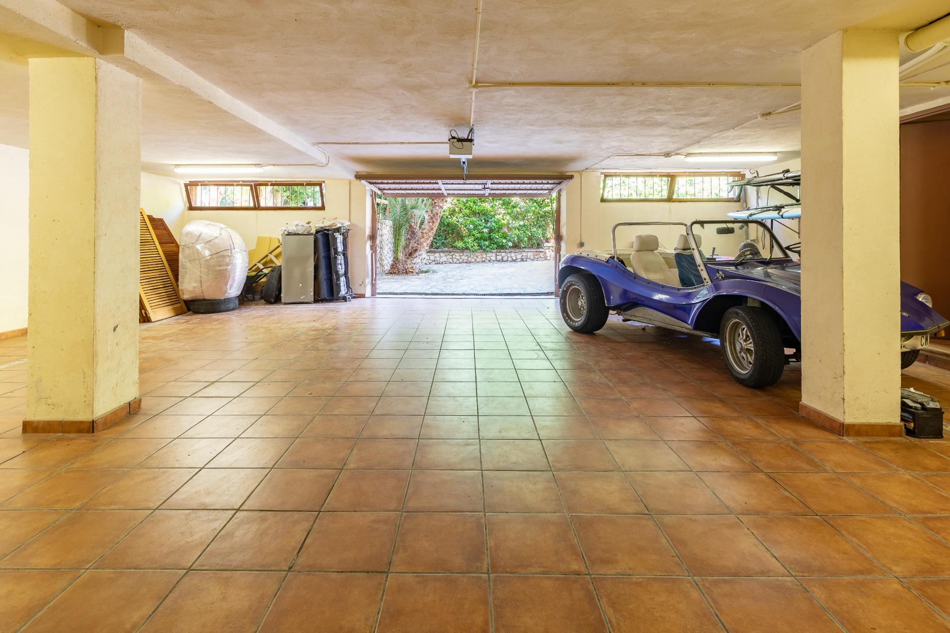 2-68-6 Exceptional Beachfront Villa: Luxury Steps Away from the Beach