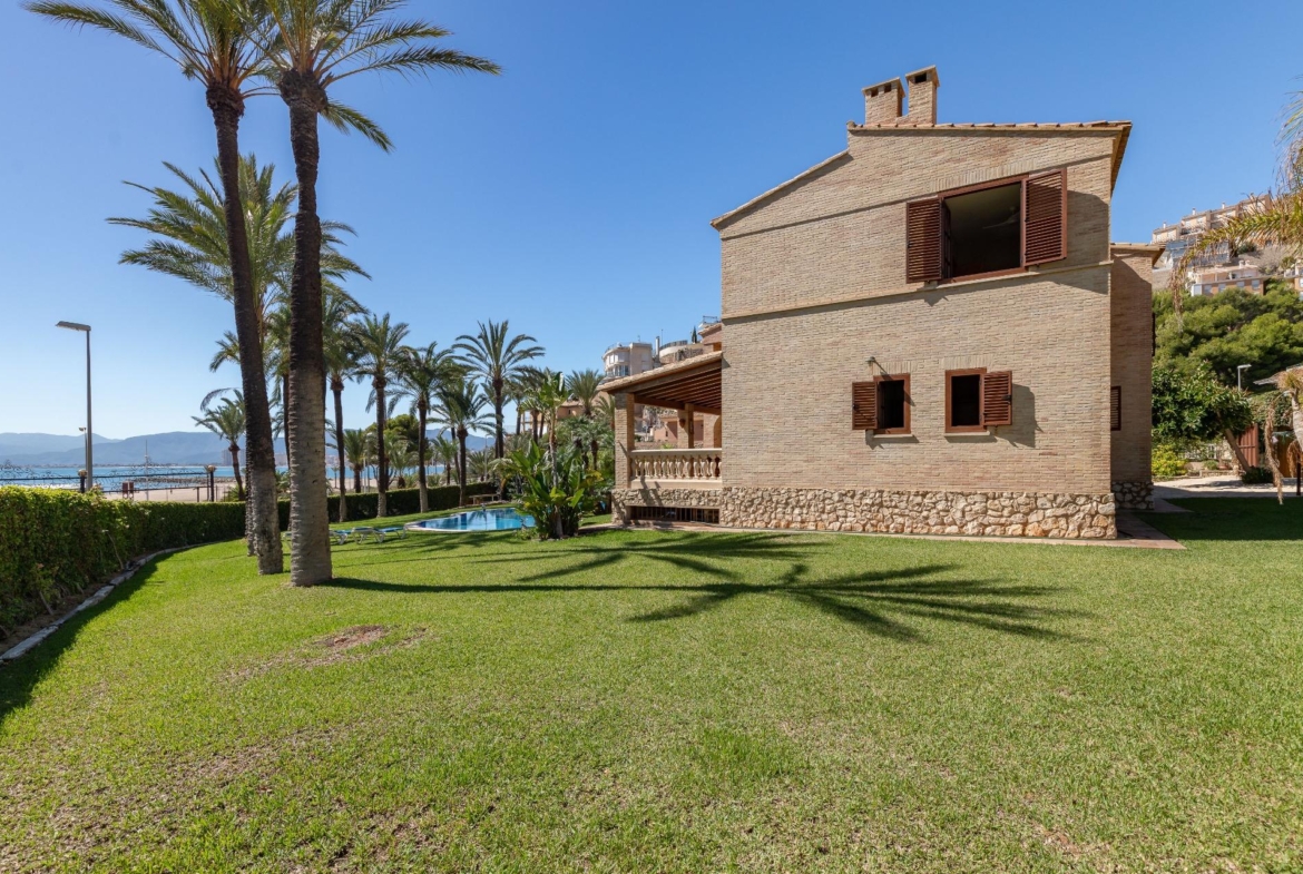 Exceptional Beachfront Villa: Luxury Steps Away from the Beach