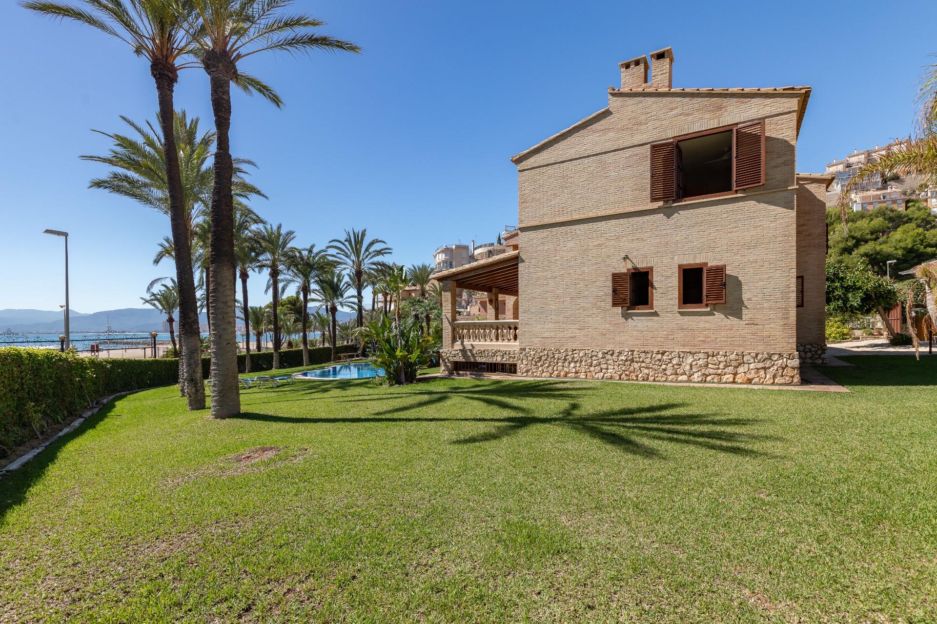 2-69-6 Exceptional Beachfront Villa: Luxury Steps Away from the Beach