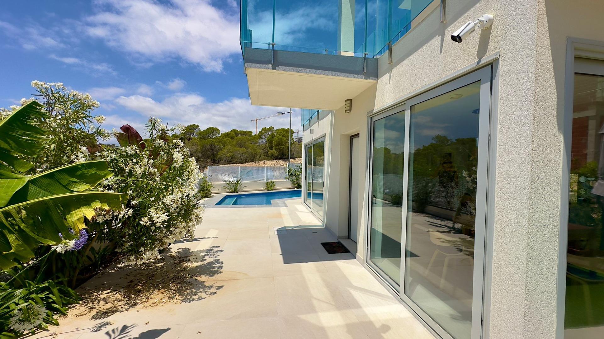 Grote villa op het balkon van Finestrat met uitzicht op de zee