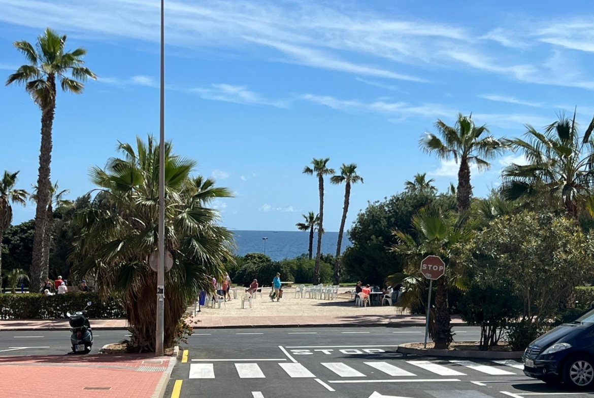 LOKALE COMERCIAL EN CABO ZERVERA. 300 M2. A 100 METROS DEL MAR.