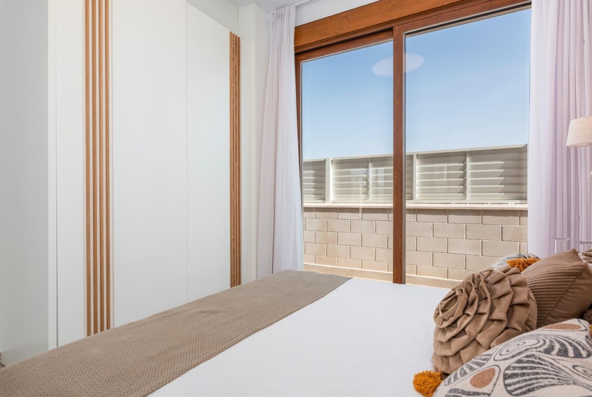 OBRA NUEVA EN VERA PLAYA. DE VOORZITTER. – HET DEBAT IS GESLOTEN.