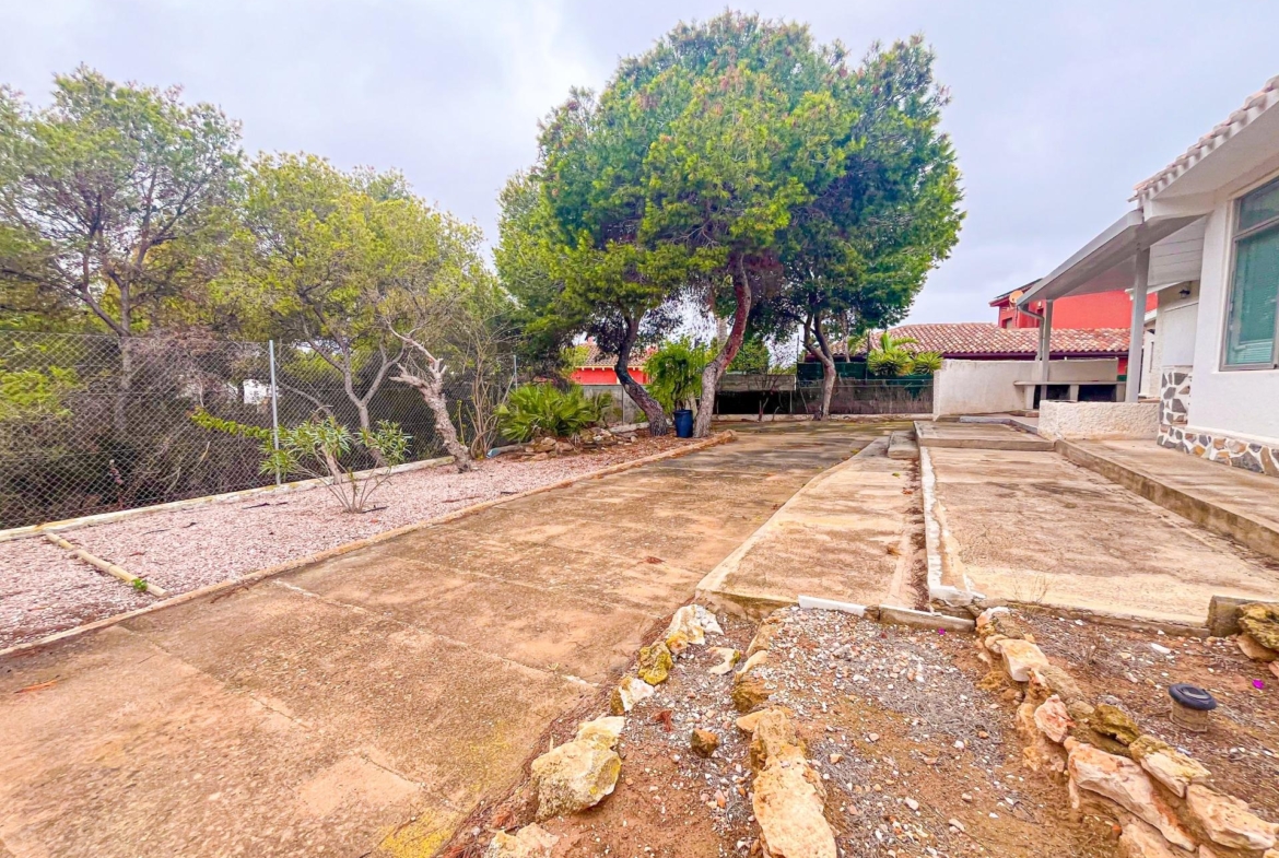 VILLA EN LOS BALCONES CON 1000 M2 DE PARCELA. 3 DORM. 2 BAÑOS. GARAJE PRIVADO DE 36 M2.