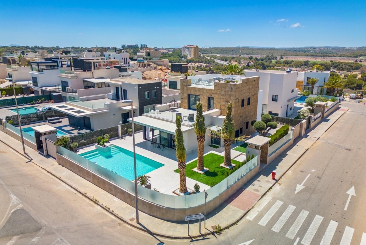 Lujosa villa de obra nueva a un paso de la playa de Campoamor !