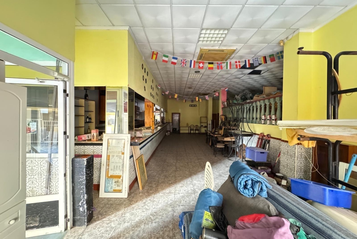VOOR DE VERKOOP VAN BEDRIJFSTOESLAGEN MET HOSPITALITEITSLICENSE VAN 150 M2 EN SLECHTS 100 METERS VAN HET KURA-STRAND