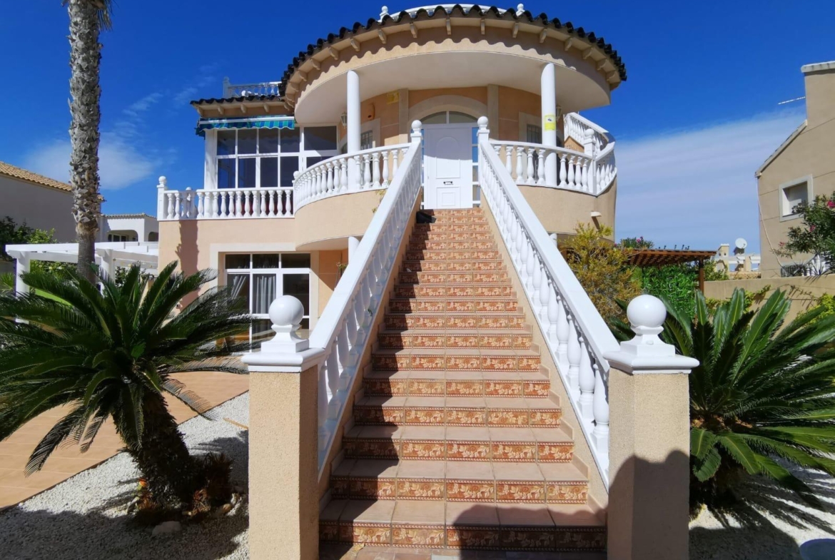 Ruim chalet in La Florida, Orihuela Costa – Ideaal om te genieten van de zon en het strand