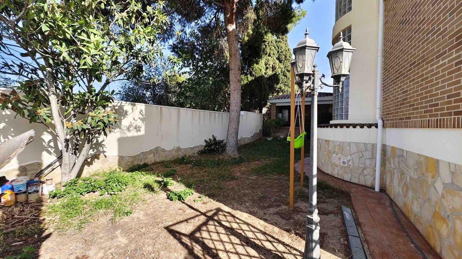 VILLA EN CIUDQUESADA. CON PISCINA PRIVADA. PARCELA 850M2. CASA 364 M2.