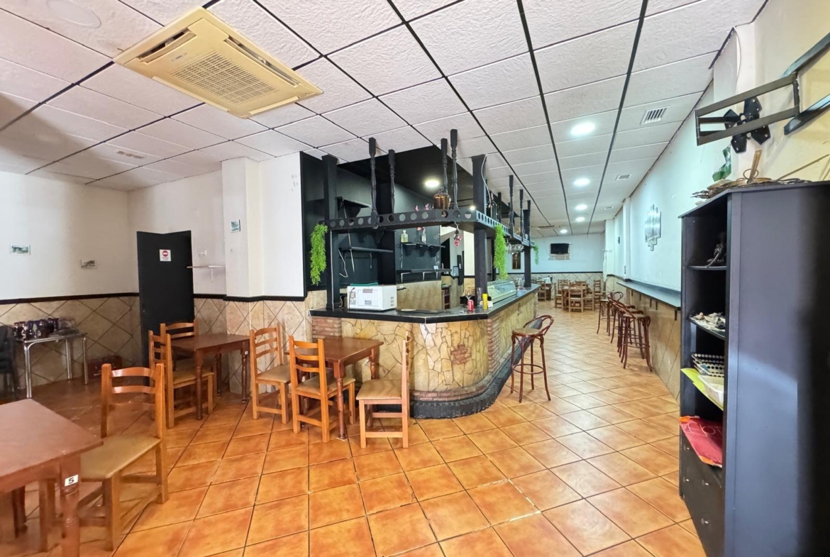 BAR EN VENTA. SE VENDE UN BAR A 500 METROS DE PLAYA DEL CURA CON 2 BAÑOS Y 150 M2 SUPERFICIE.