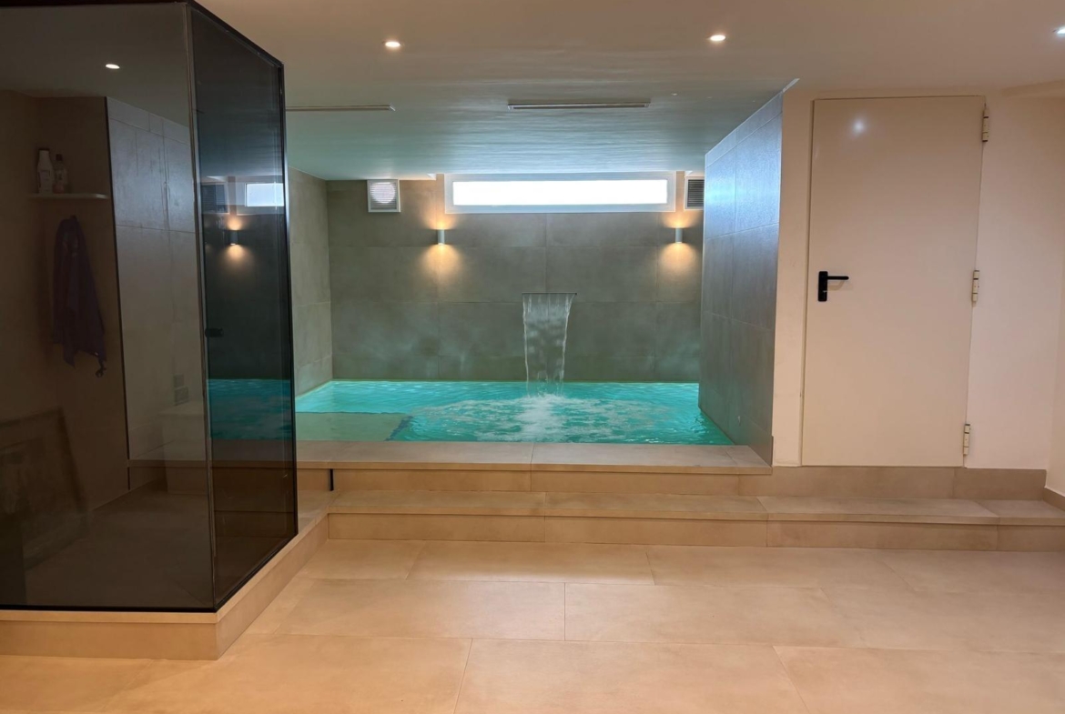 Exclusivo Chalet Pareado en Los Cisnes, Alicante: Confort y Modernidad