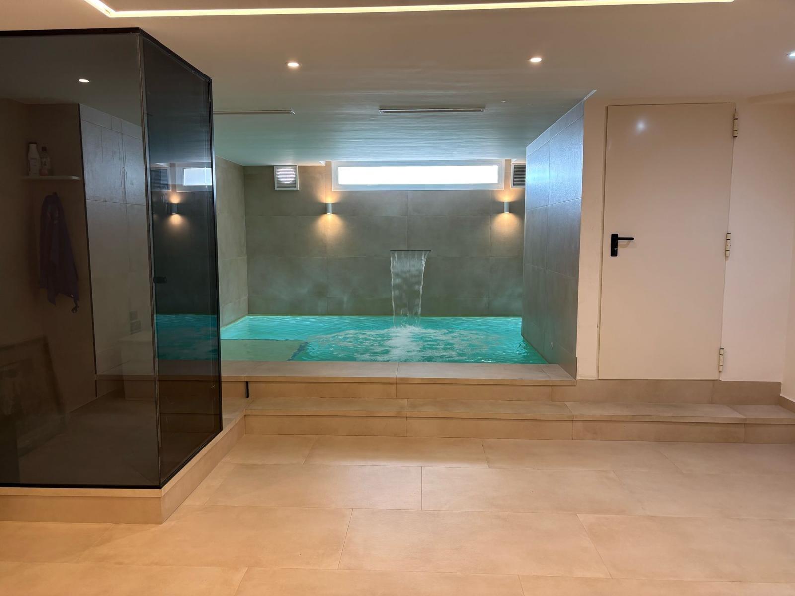 Exclusivo Chalet Pareado en Los Cisnes, Alicante: Confort y Modernidad