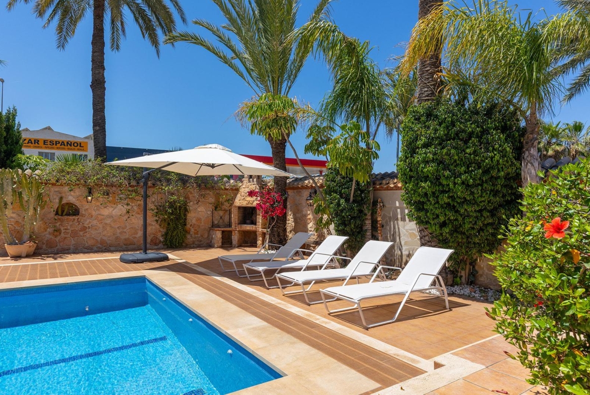 VILLA CON PISCINA PRIVADA EN PUNTA PRIMA CON PARCELA 540 M2. 4 DORM. 2 BAÑOS. 168 M2 DE CASA.