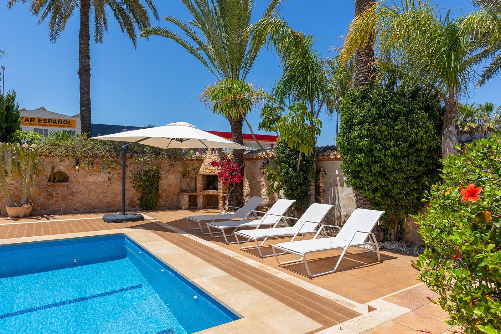 VILLA CON PISCINA PRIVADA EN PUNTA PRIMA CON PARCELA 540 M2. 4 DORM. 2 BAÑOS. 168 M2 DE CASA.