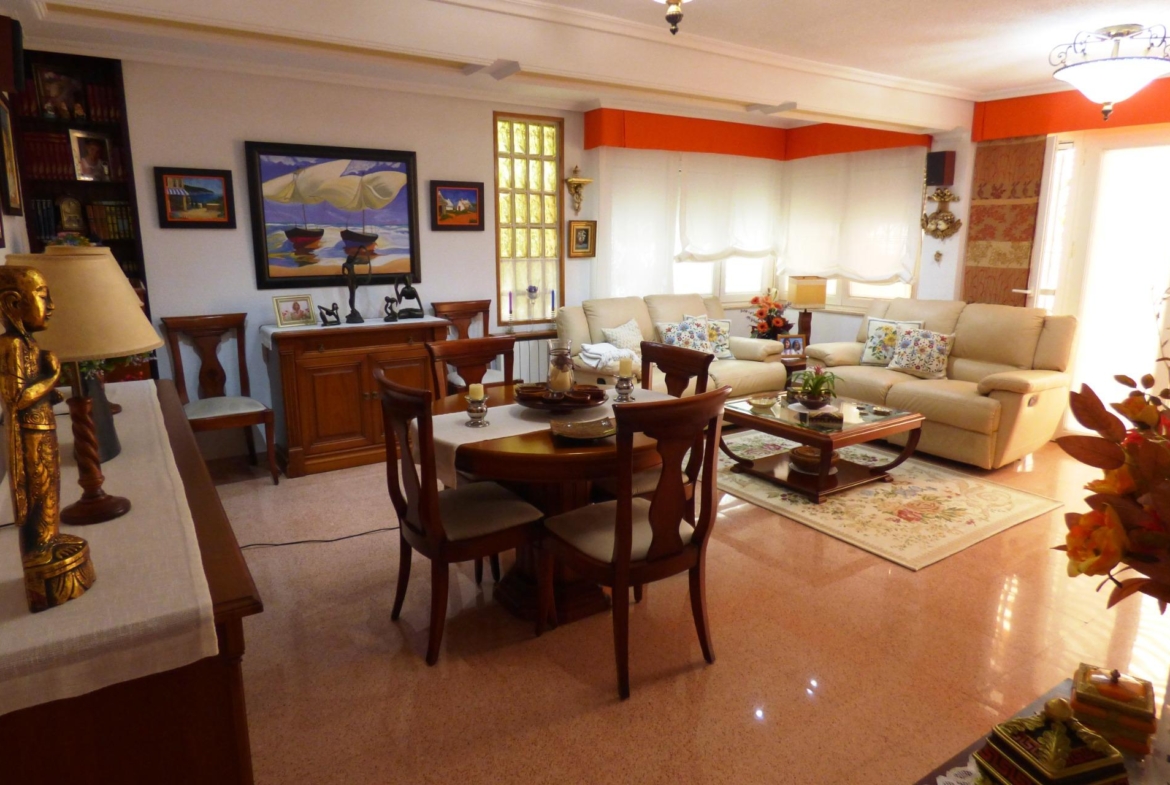 Chalet Adosado con Estilo Único a Pocos Pasos de la Playa de San Juan
