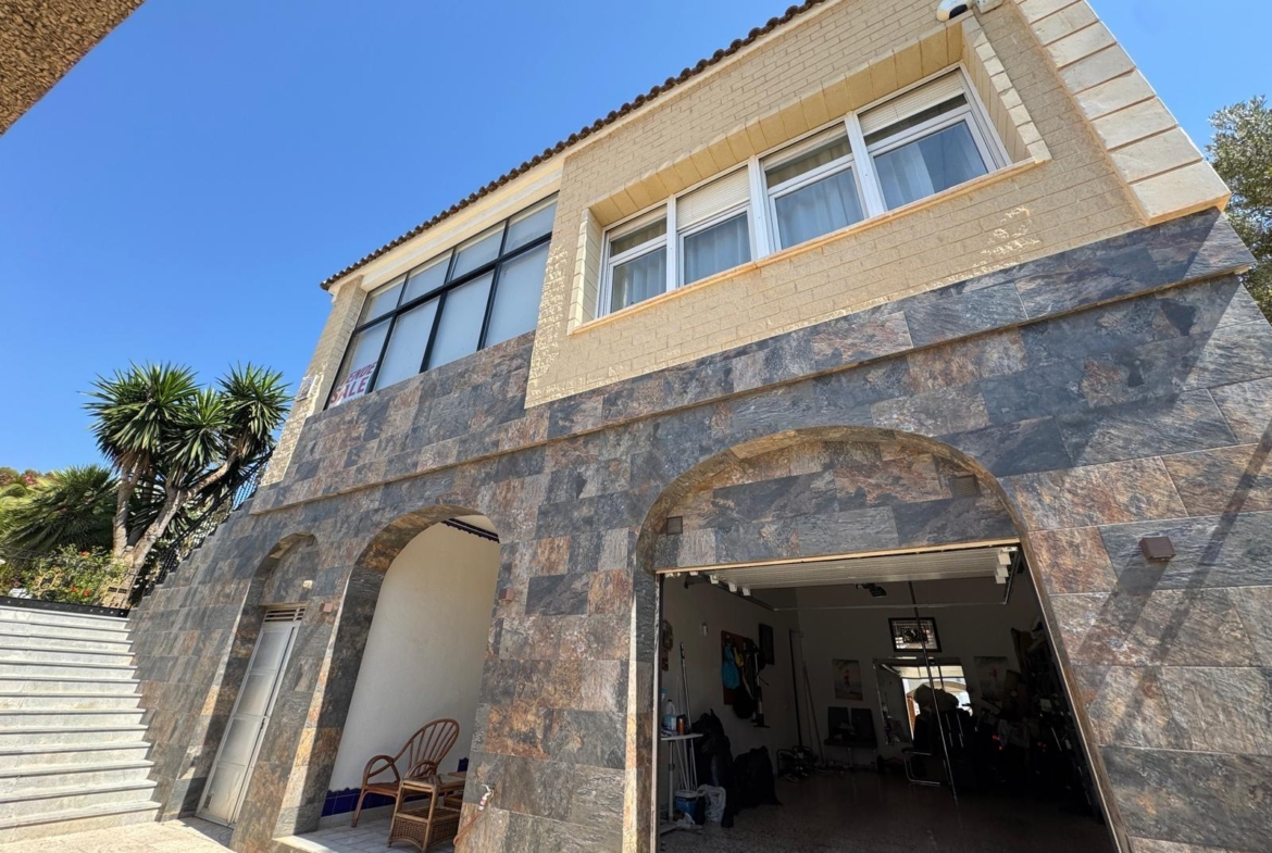 VILLA DE LIJO EN CAMPOAMOR CON 639 M2 DE CASA. PARCELA 800 M2. PISCINA PROPIA. 5 DORM. 4 BAÑOS. PLAYA A 650 METROS.