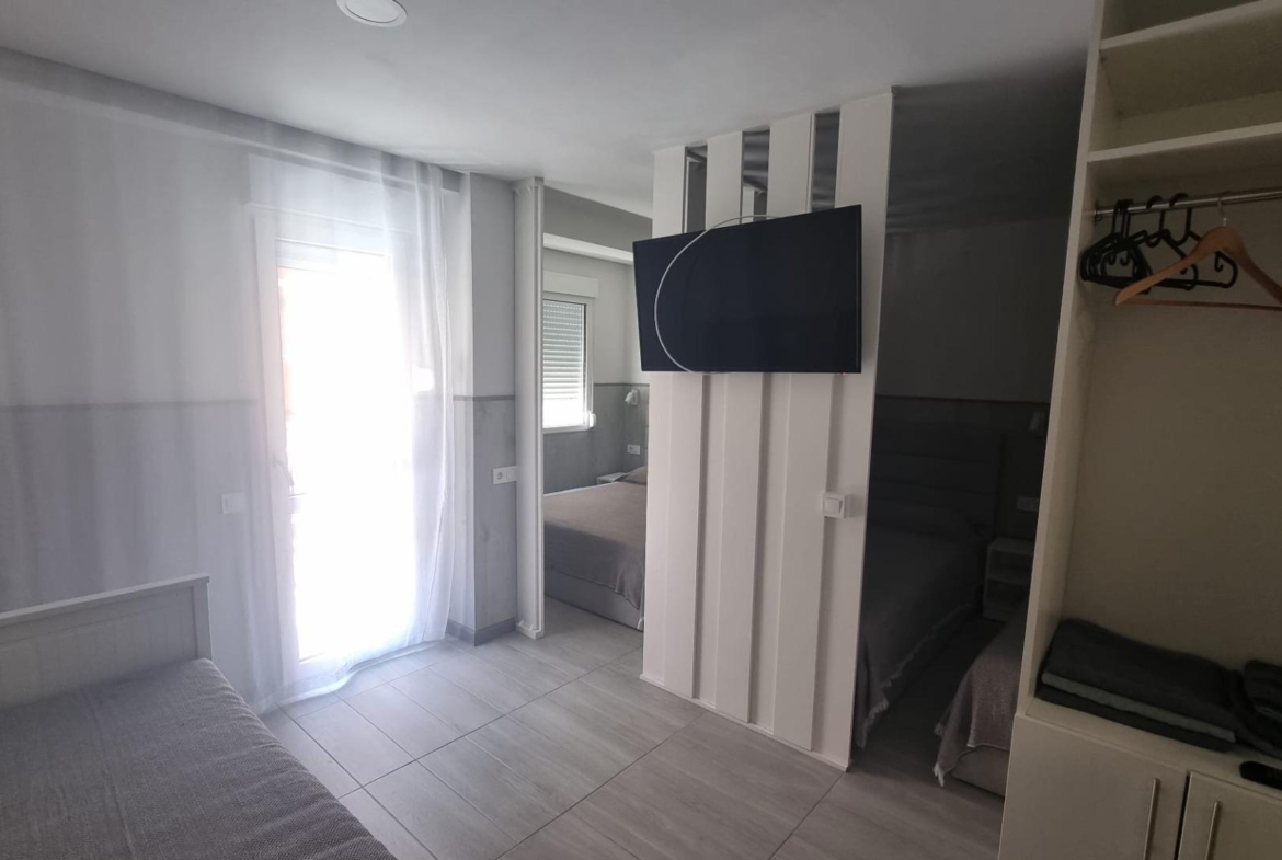 REFORMADO APARTAMENTO A 50 METROS DE PLAYA DE 3 DORMITORIOS 3 BAÑOS DIVIDIDO A 3 ESTUDIOS COMPLETOS PARA ALQUILAR. 105 M2 TOTAL.