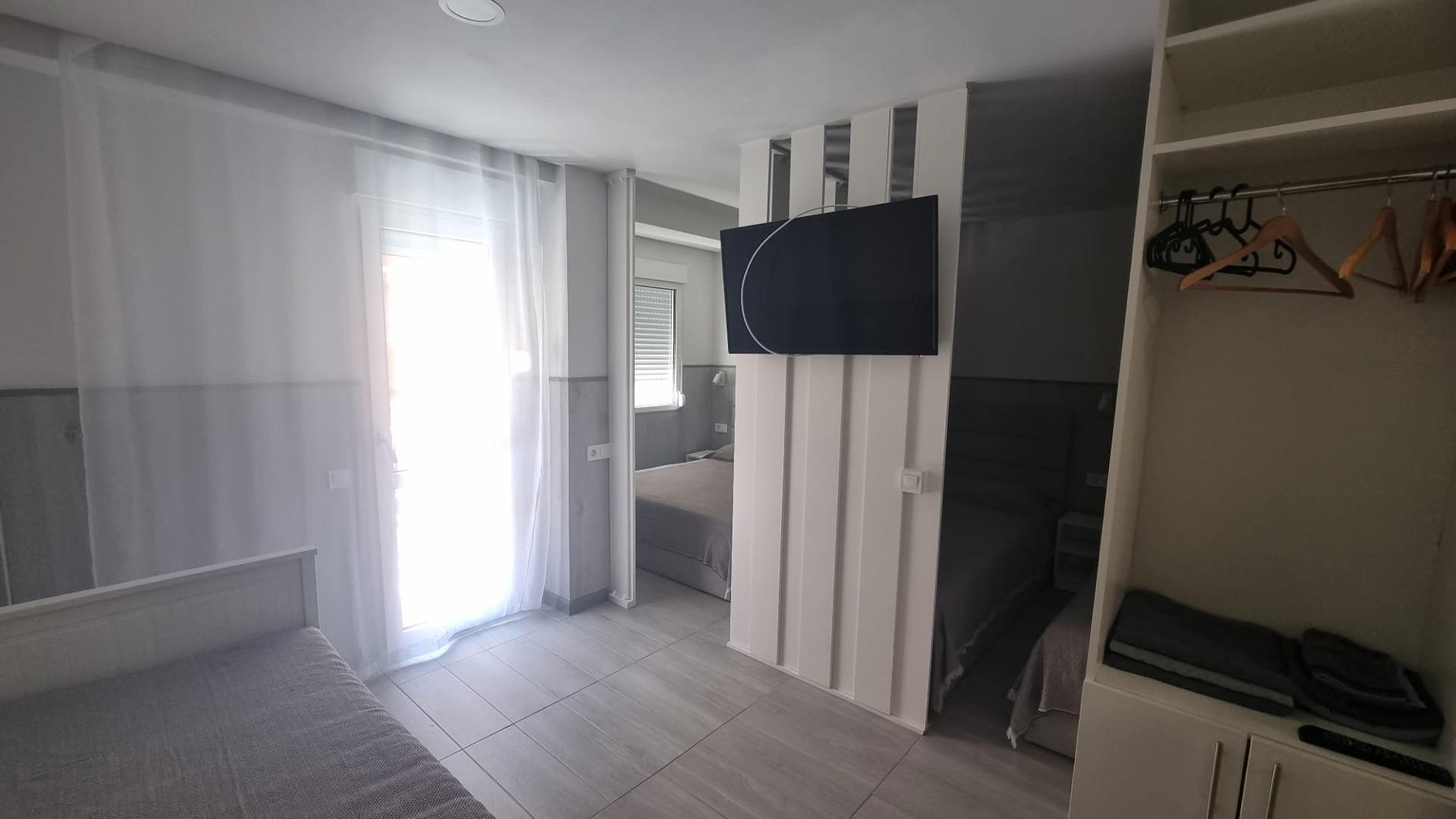 REFORMADO APARTAMENTO A 50 METROS DE PLAYA DE 3 DORMITORIOS 3 BAÑOS DIVIDIDO A 3 ESTUDIOS COMPLETOS PARA ALQUILAR. 105 M2 TOTAL.